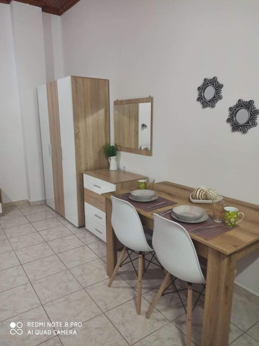 Amadeus Hawaii Apartments & Studios Σιδάρι Δωμάτιο φωτογραφία