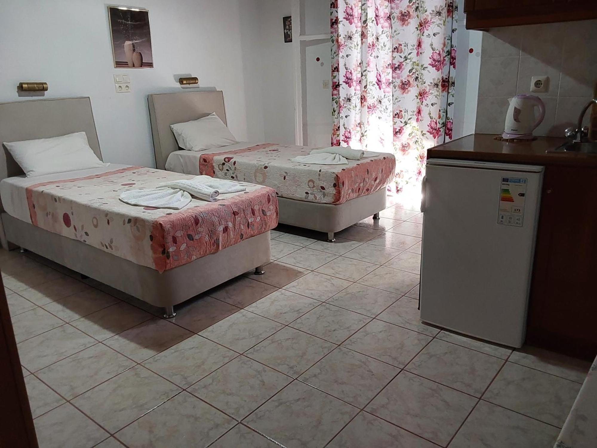 Amadeus Hawaii Apartments & Studios Σιδάρι Δωμάτιο φωτογραφία